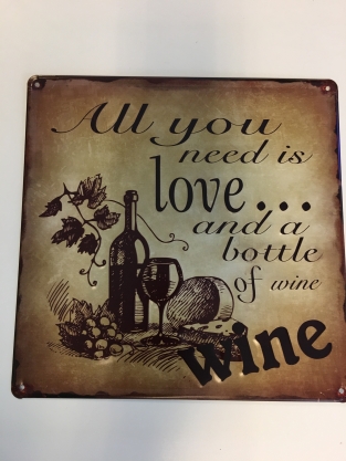 Schönes Metallschild mit entsprechendem Text: Love ...bottle off wine
